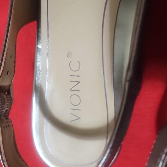 Vionic Presidio Women's Silver Flats & Oxfords - Picture 8 of 8